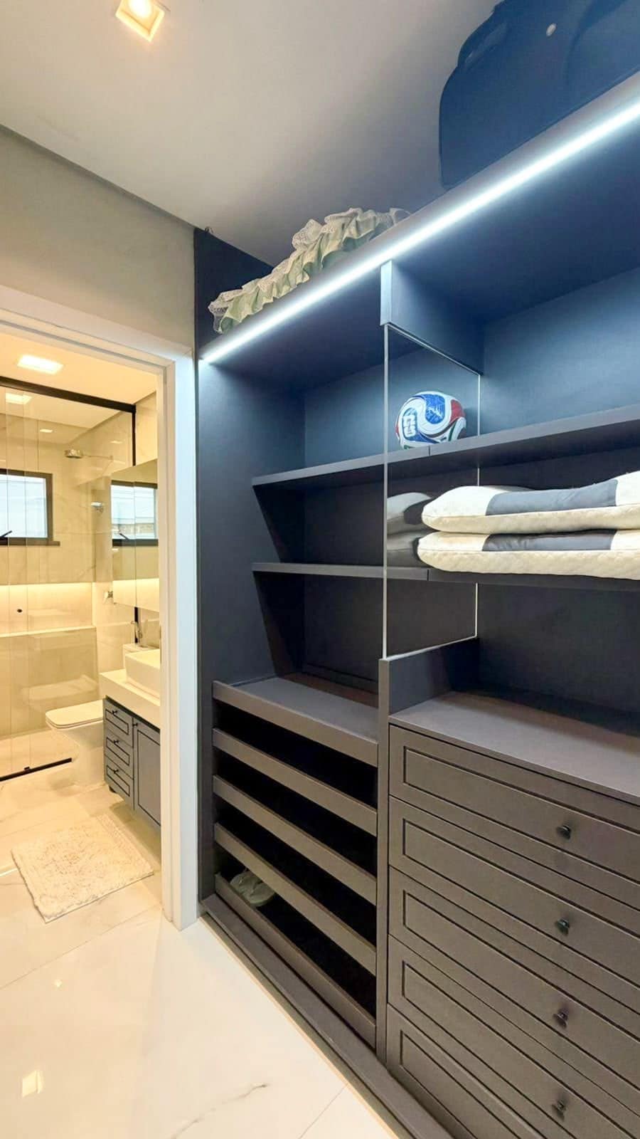 Closet mobiliado da residência
