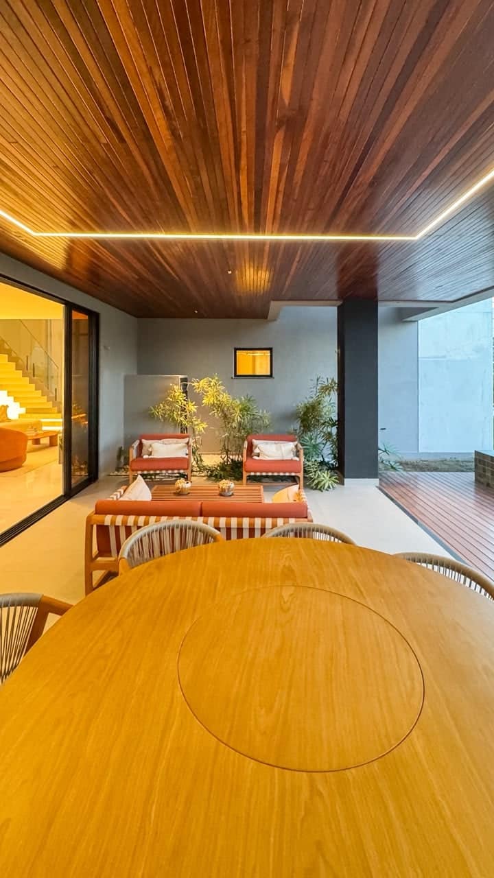 Ambiente gourmet com acabamento em madeira