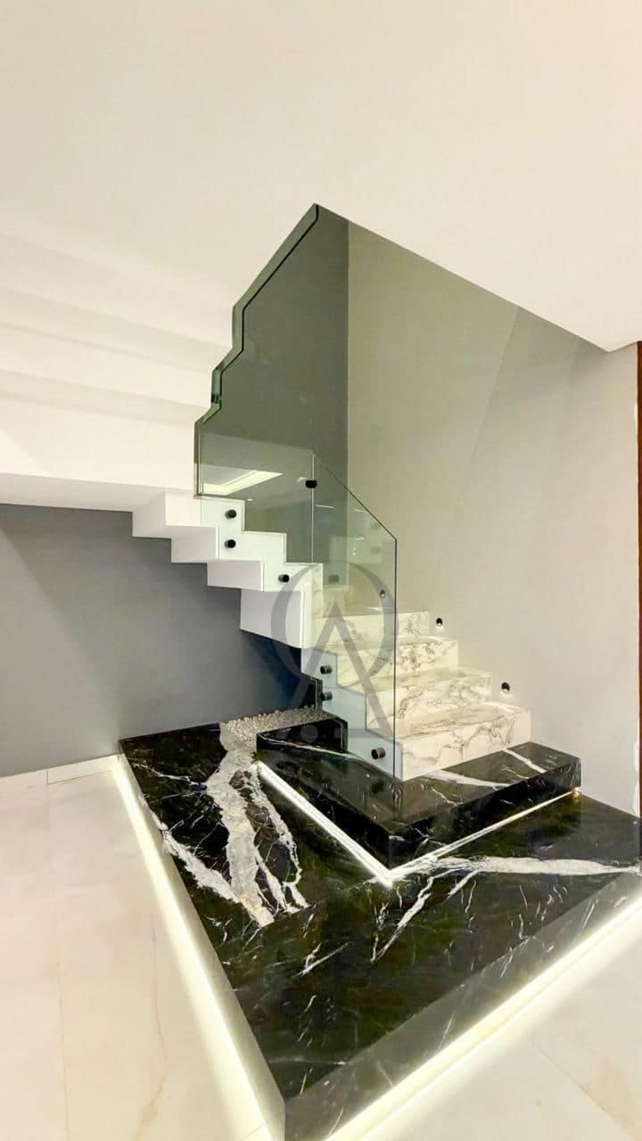 Escada em mármore com guarda-corpo de vidro