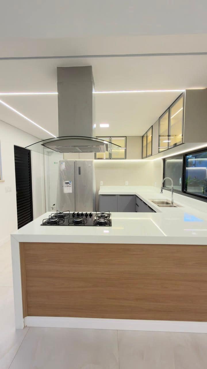 Cozinha com ilha e móveis projetados
