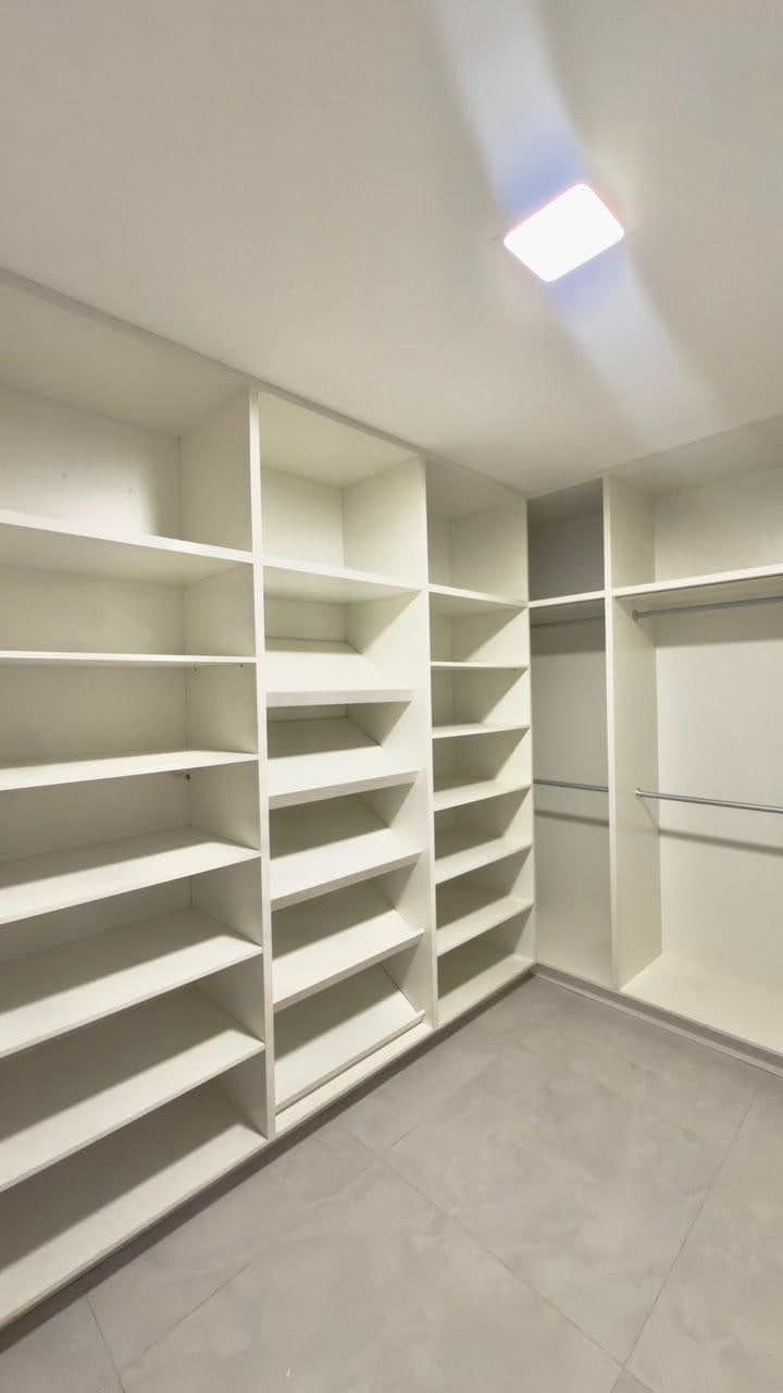 Closet com móveis projetados