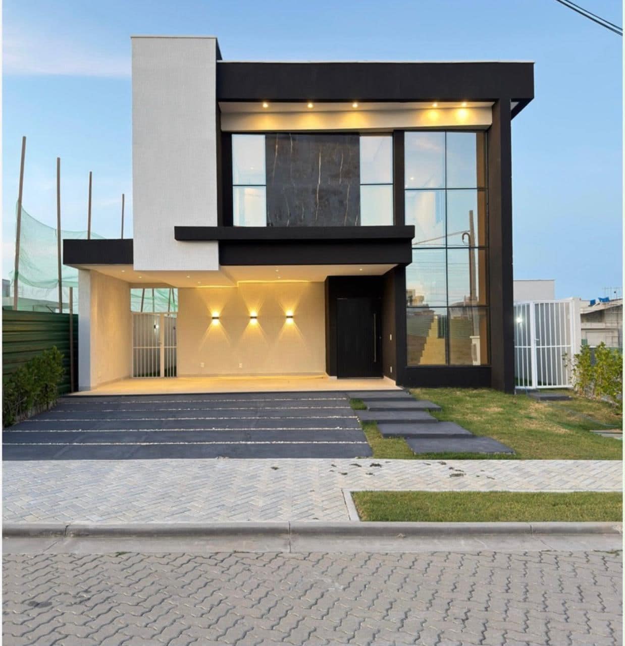 Fachada da casa duplex no Terras Alphaville Ceará