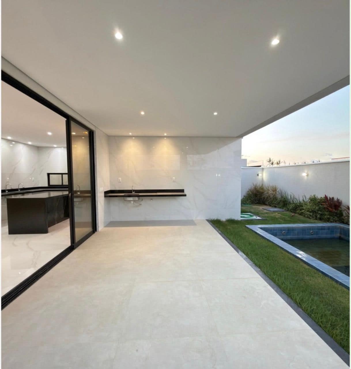 Espaço gourmet e piscina da casa duplex