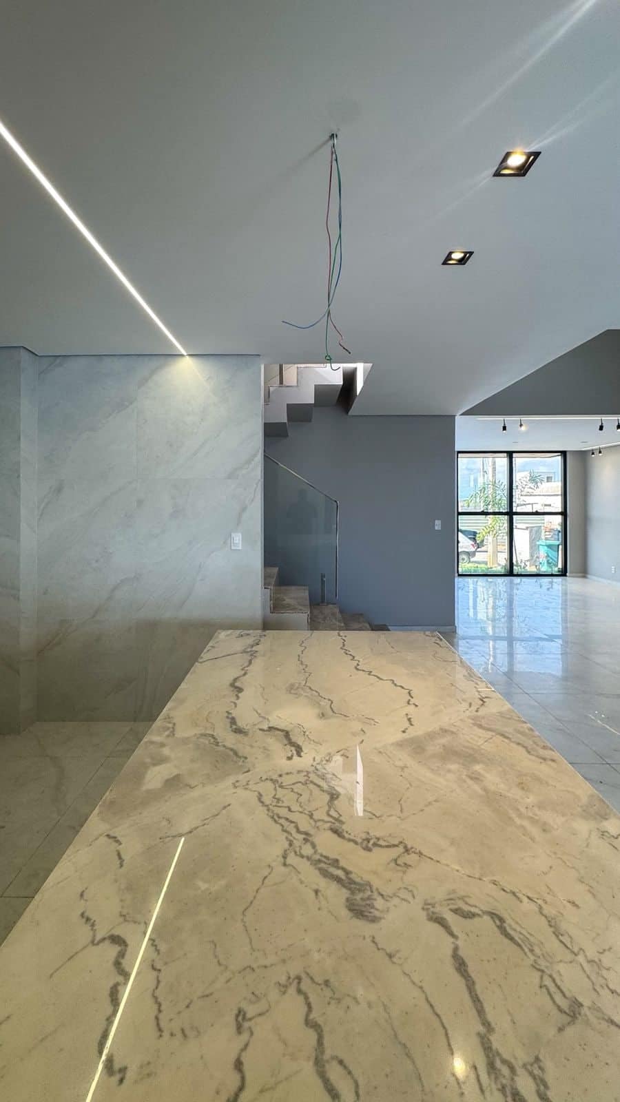 Hall de entrada com acabamento em porcelanato