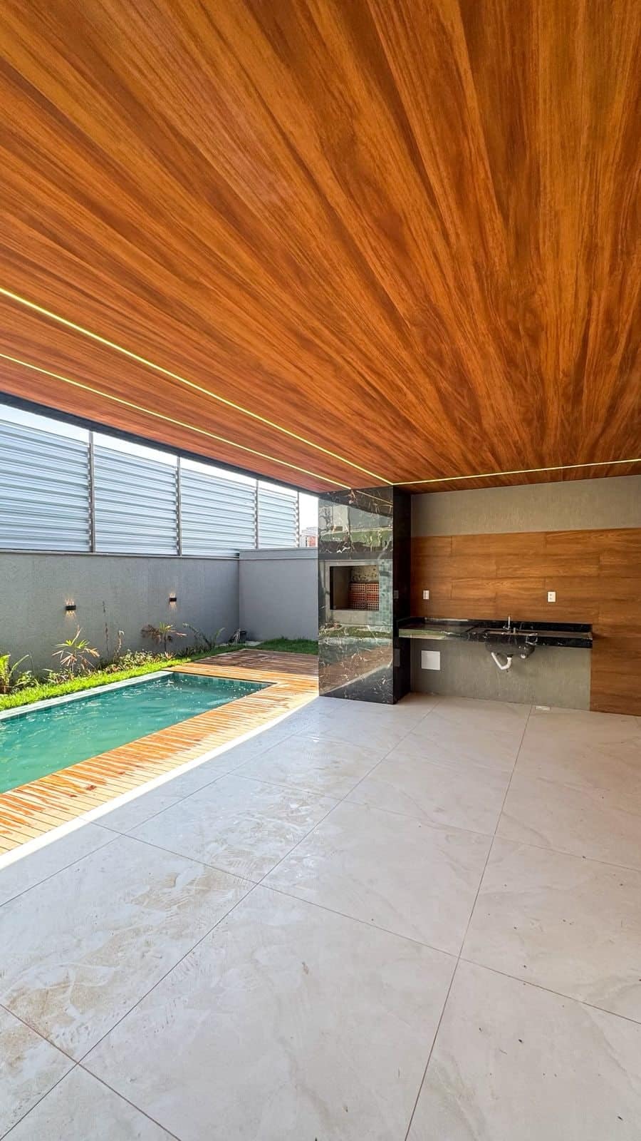 Deck e piscina privativa