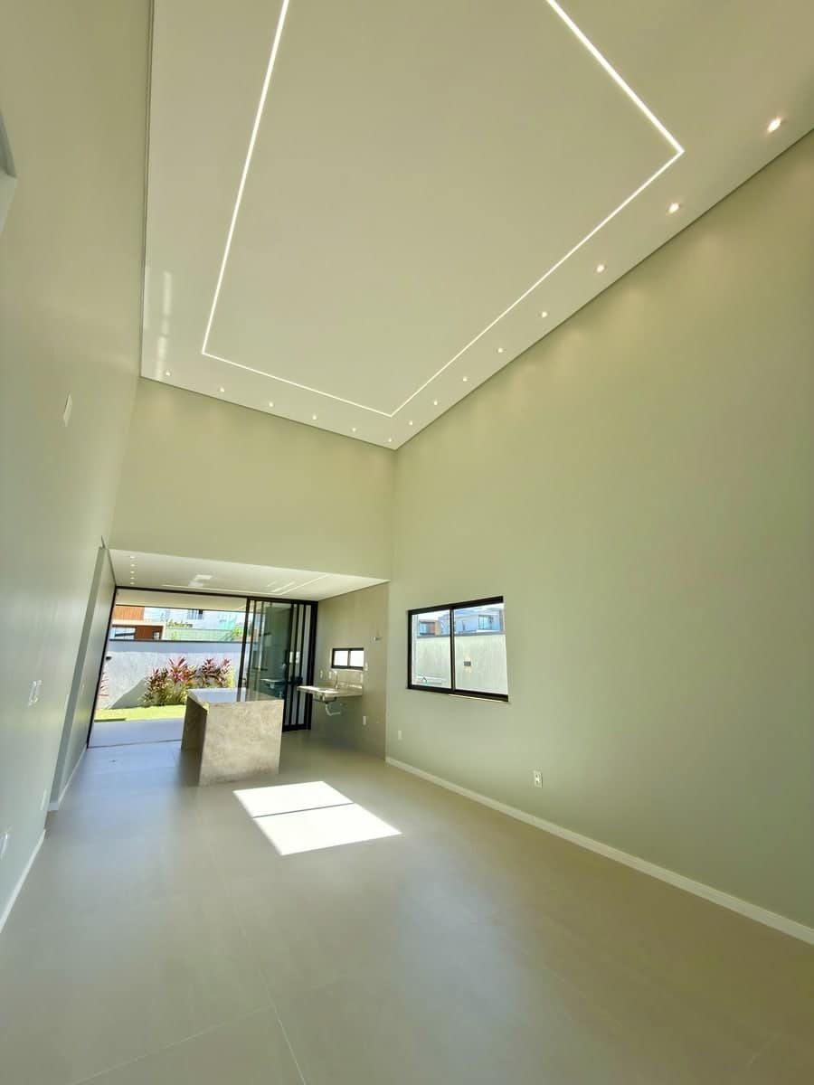 Sala integrada com pé-direito alto