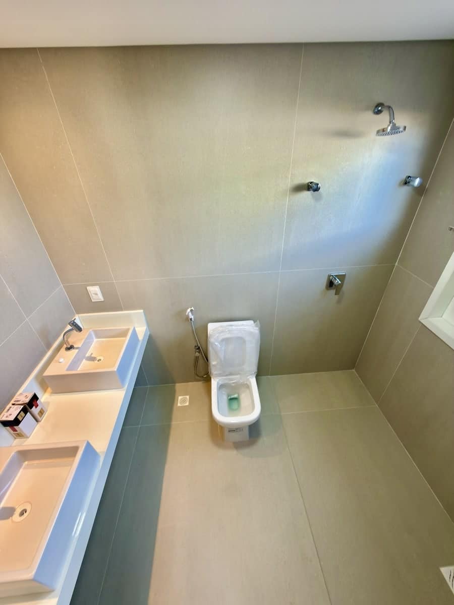 Banheiro com acabamento em porcelanato